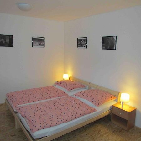 Dopravna Alzbetin Aparthotel เชเลซนารูดา ภายนอก รูปภาพ
