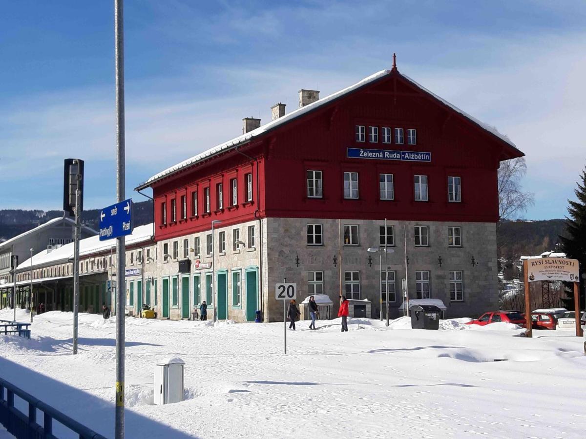 Dopravna Alzbetin Aparthotel เชเลซนารูดา ภายนอก รูปภาพ