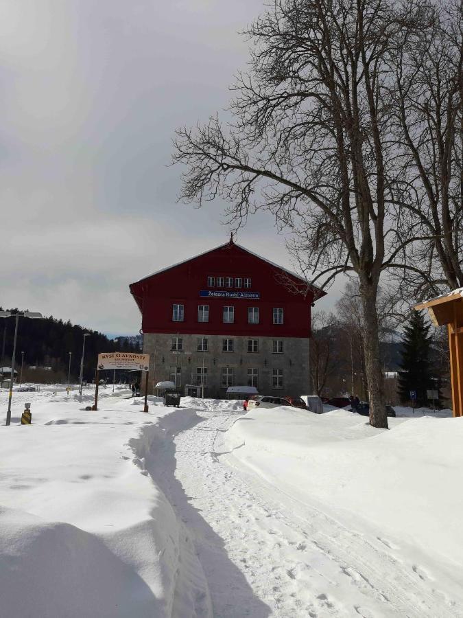 Dopravna Alzbetin Aparthotel เชเลซนารูดา ภายนอก รูปภาพ